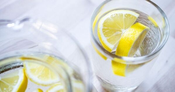Dodanie soku z cytryny do wody ułatwi przestrzeganie diety wodnej. 