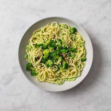 spaghetti z brokułami i orzeszkami pinii, dieta śródziemnomorska