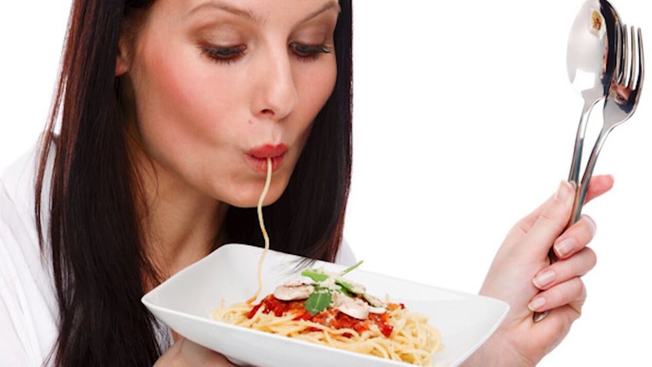 kobieta je spaghetti na odchudzanie brzucha