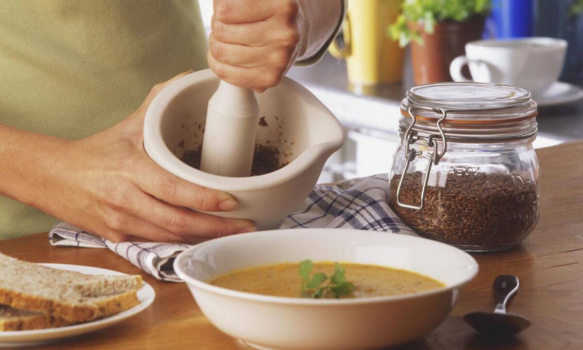 Dodawanie siemienia lnianego do zupy dla dobrego funkcjonowania jelit
